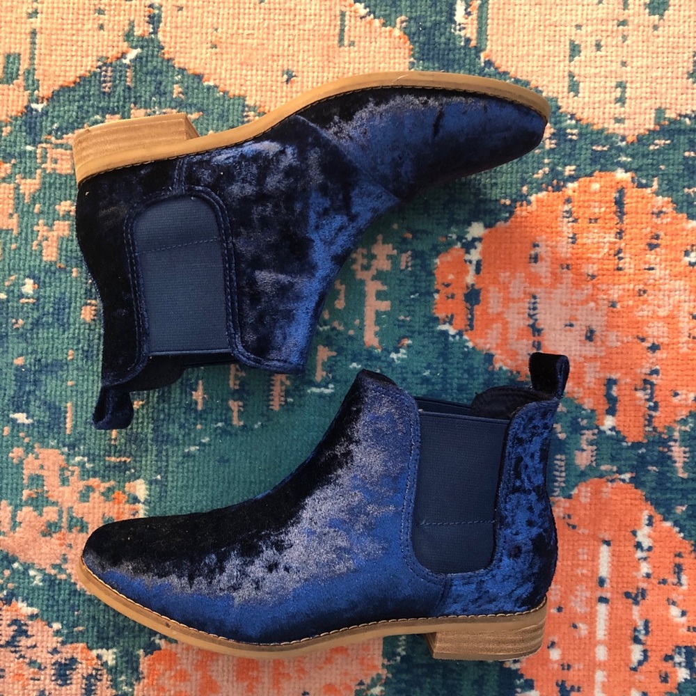 TOMS - Size 8 - Blue Velour